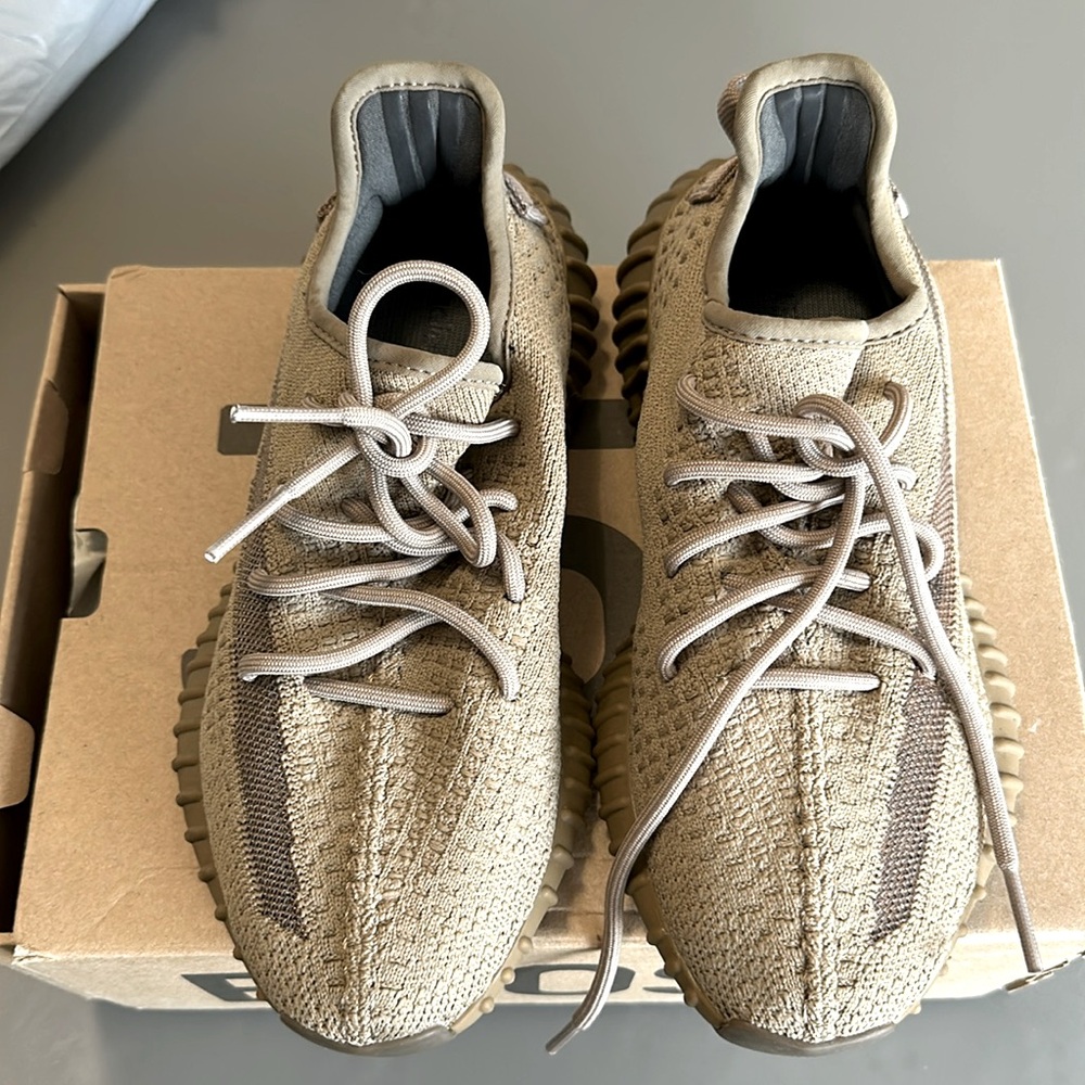 YEEZY BOOST 350 V2. Size 5,5 USA. Color APE 779001(like dark green). Used Once.